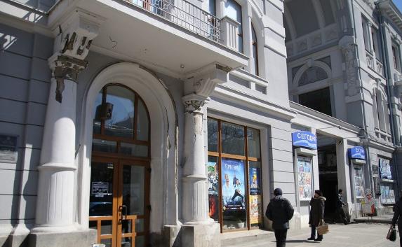 В Симферополе разрушается фасад старинного здания кинотеатра